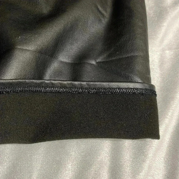 🎄 Faux Leather Pants - Picture 5 of 6